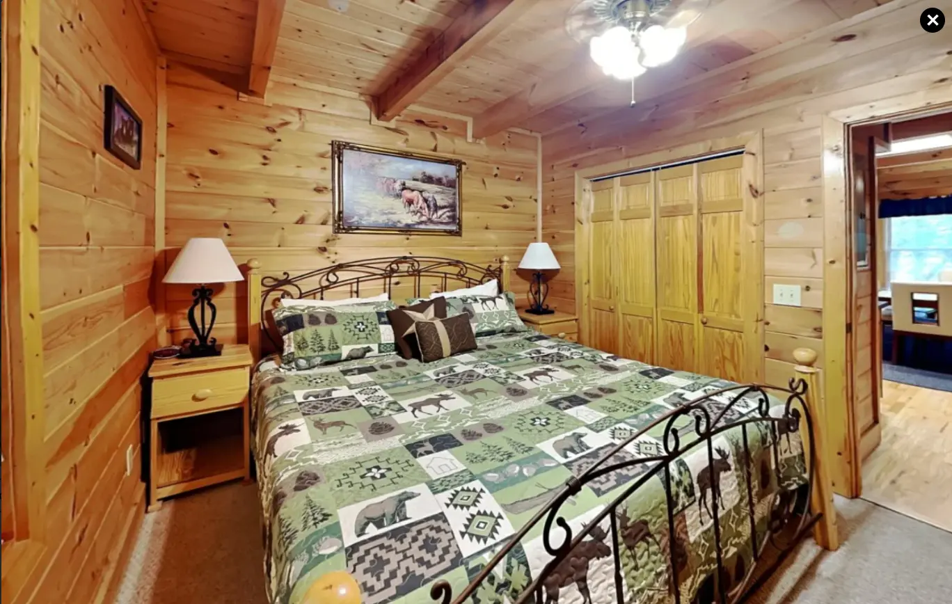 Primary king bedroom at Morning Mist